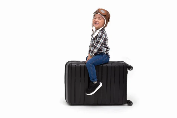 Mutlu çocuk Asyalı çocuk beyaz arka plan üzerinde izole siyah bir bavul üzerinde oturan, seyahat kavramı Hayalleri, İki yıl bir ay eski — Stok fotoğraf