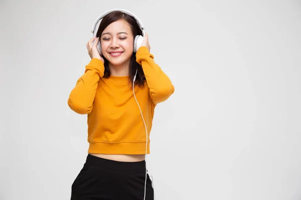 Jeune asiatique beauté femme écoute de la musique avec écouteurs dans playlist chanson application sur smartphone isolé sur fond blanc — Photo