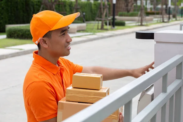 El repartidor llama a los clientes para recibir un paquete en casa — Foto de Stock