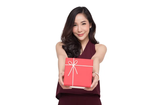 Feliz hermosa mujer asiática sonrisa con caja de regalo roja aislada sobre fondo blanco . —  Fotos de Stock