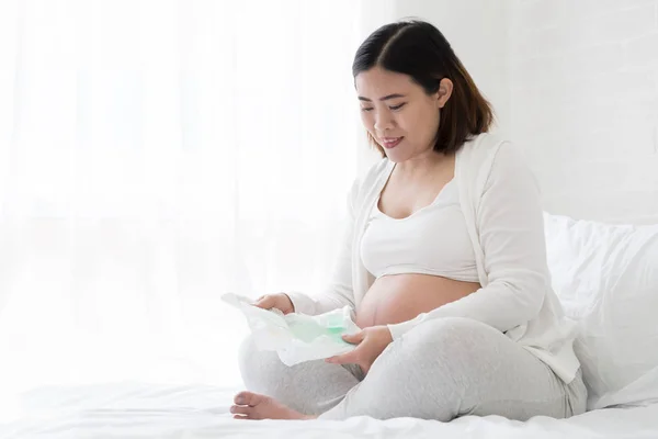 Asian pregnant women choosing diaper size for baby, Planning for newborn — Stock Photo, Image