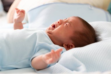 Ishal kolik belirtileri ağlayan Asyalı bebek yenidoğan