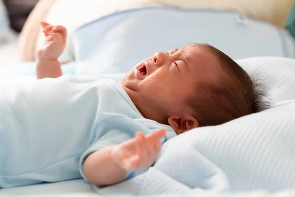 Bayi Asia yang baru lahir menangis karena gejala kolik diare — Stok Foto