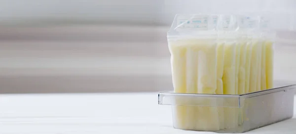 Грудное молоко заморожено в пластиковом пакете, грудное вскармливание от сцеживающей матери — стоковое фото