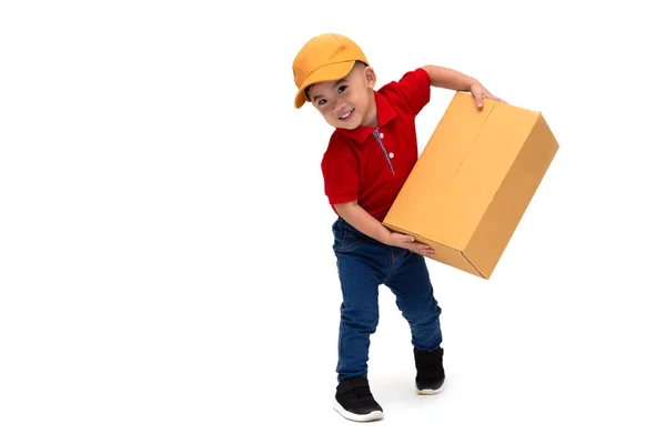 Ευτυχισμένο παιδί Ασιάτης/ισσα αγόρι παράδοση σε κίτρινο καπάκι και κόκκινο πουκάμισο στέκεται με δέμα post κουτί απομονωμένη πάνω από το λευκό φόντο, δύο ετών ενός μηνός — Φωτογραφία Αρχείου