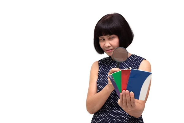 Maturo asiatico anziana donna mostrando libro conto bancario, la pianificazione pensionistica e il concetto di fondi comuni di investimento — Foto Stock