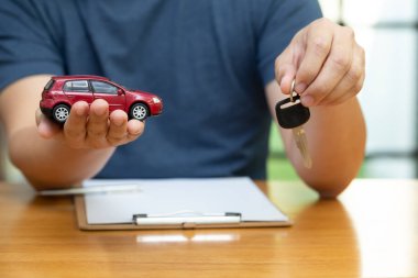 Erkekler satın ve sözleşme ilkesi araç ve araç sigortası, araç konsepti korunması ile imzalamak tercih ediyor