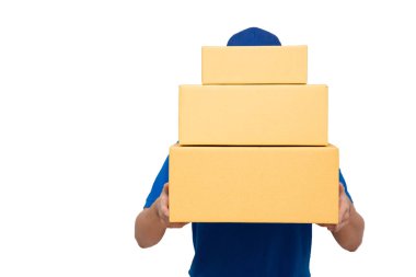 Paket kutusunu tutan kurye beyaz arka planda izole edilmiş. Teslim ve sevkiyat konsepti