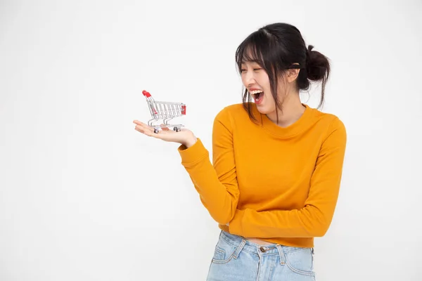 Mujer asiática china mirando sorprendido de carrito de compras. Oferta especial venta y sensación wow concepto —  Fotos de Stock