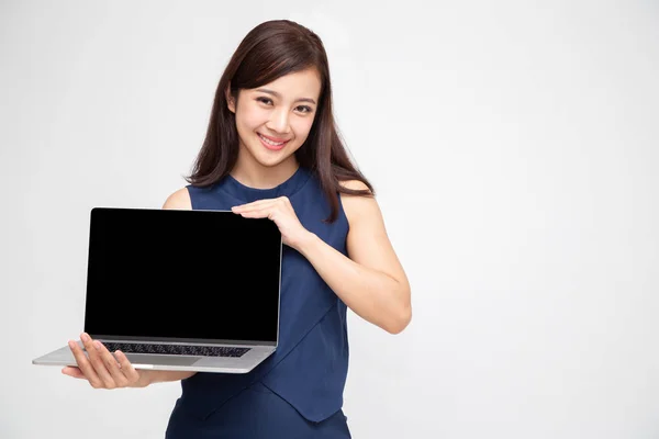 Mujer asiática joven mostrando un ordenador portátil aislado sobre fondo blanco. Presentación de aplicaciones o productos web concepto en línea —  Fotos de Stock