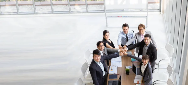 Visão superior de empreendedores de startup de sucesso e equipe de empresários atingindo metas. Vista aérea com trabalho em equipe de empresário e empresária. Conceito de reunião de negócios — Fotografia de Stock