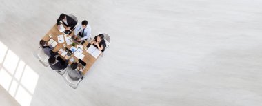 Bir ofiste çalışan çok ırklı meşgul insanların bir grup üst görünümü