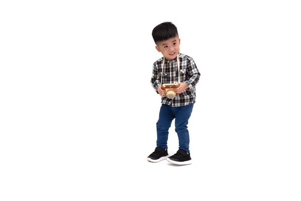 Atractivo asiático pequeño niño fotógrafo con rayas camisa de pie —  Fotos de Stock