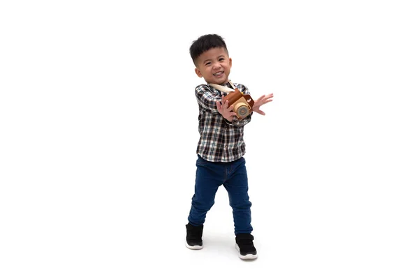 Atractivo asiático pequeño niño fotógrafo con rayas camisa de pie —  Fotos de Stock