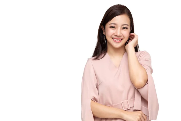 Retrato de una joven mujer de negocios sonriendo y mirando a la cámara aislada sobre fondo blanco, concepto de sensación feliz —  Fotos de Stock