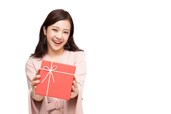 Feliz hermosa mujer asiática sonrisa con caja de regalo roja aislada sobre fondo blanco . —  Fotos de Stock