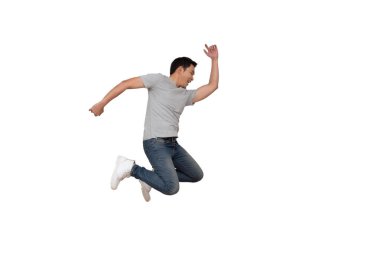 Gri tişörtlü heyecanlı bir Asyalı adamın tam boy portresi başarıyı kutlarken ya da müzik eşliğinde beyaz arka planda yalnız dans ederken.