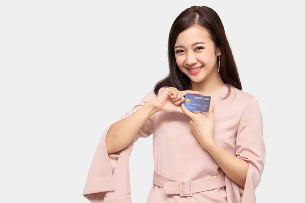 Ung vacker asiatisk kvinna ler, visar, presenterar kreditkort — Stockfoto