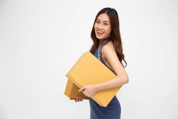 快乐的亚洲女人把包裹箱隔离在白色背景 快递员和货运服务的概念之外 — 图库照片