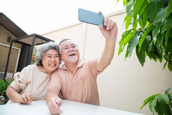 Asiatisk Senior Par Taler Videoopkald Chat Mobiltelefon Eller Tager Selfie - Stock-foto