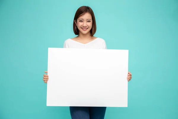 Sonriente Mujer Asiática Feliz Sosteniendo Pie Detrás Gran Cartel Blanco —  Fotos de Stock