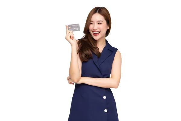 年轻美丽的亚洲女人笑着拿着白色背景的信用卡 — 图库照片