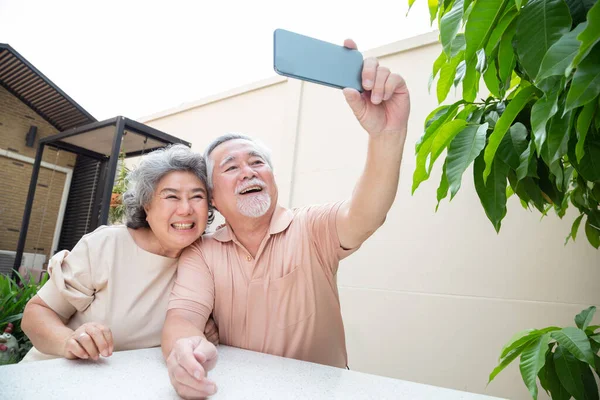 Casal Sênior Asiático Conversando Vídeo Chamada Bate Papo Telefone Celular — Fotografia de Stock