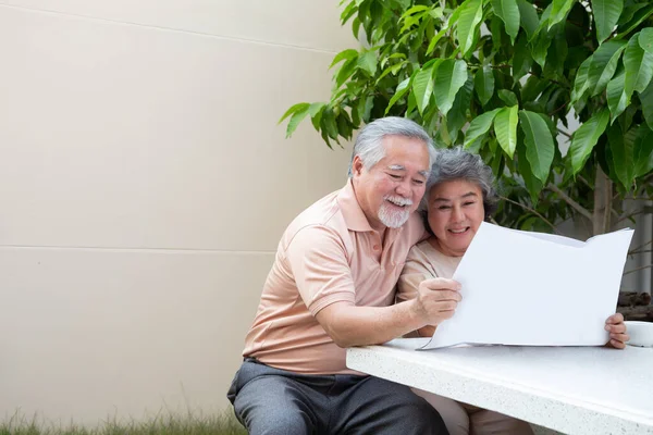 Ευτυχισμένο Ασιατικό Ηλικιωμένο Ζευγάρι Διαβάζει Εφημερίδα Περιοδικό Στο Μπροστινό Σπίτι — Φωτογραφία Αρχείου