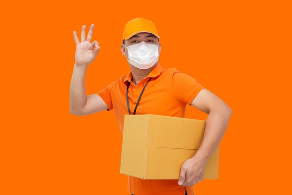 Παράδοση Άνθρωπος Κρατώντας Κουτί Δεμάτων Και Φορώντας Προστατευτική Μάσκα Για — Φωτογραφία Αρχείου