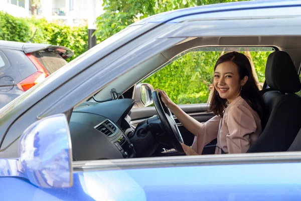 Las Mujeres Asiáticas Que Conducen Coche Sonríen Felizmente Con Expresión — Foto de Stock