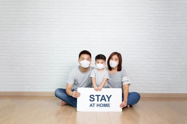 Azjatycka Rodzina Nosi Ochronną Maskę Medyczną Zapobiegającą Wirusowi Covid Trzymając — Zdjęcie stockowe