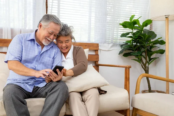 Asiática Pareja Ancianos Hablando Video Llamada Chat Teléfono Móvil Tecnología — Foto de Stock