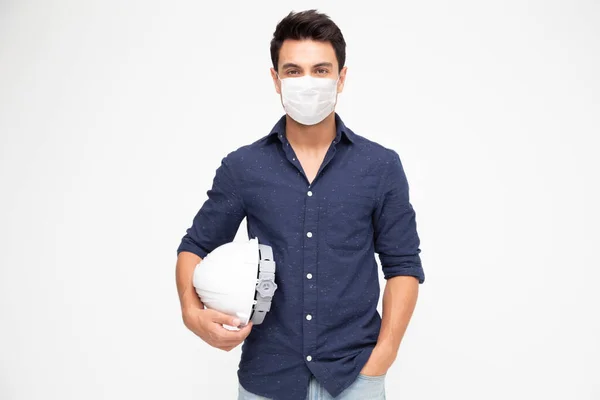 Przystojny Człowiek Inżynier Przemysłowy Trzymający Biały Kask Noszący Ochronną Maskę — Zdjęcie stockowe