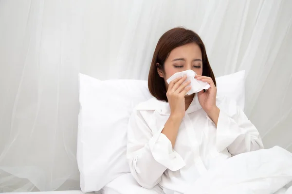 Mujer Asiática Joven Estornudando Pañuelo Cama Blanca Dormitorio Gripe Concepto —  Fotos de Stock