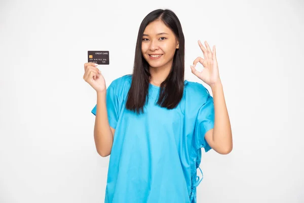 Młoda Azjatka Piękna Kobieta Pacjent Posiadający Osobistą Kartę Kredytową Ubezpieczenia — Zdjęcie stockowe