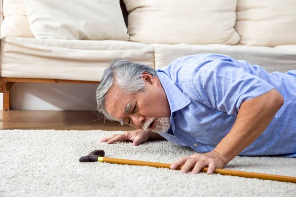 Asiatico Anziano Uomo Cadere Tappeto Sdraiato Sul Pavimento Soggiorno Casa — Foto Stock