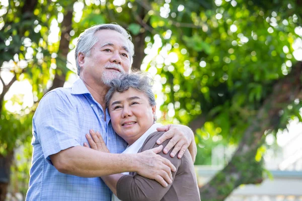 Feliz Pareja Madura Enamorada Abrazándose Jardín — Foto de Stock