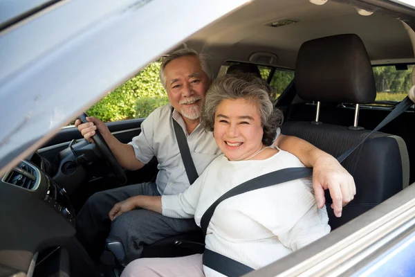 Ηλικιωμένο Ζευγάρι Κάθεται Μέσα Στο Αυτοκίνητο Απολαμβάνοντας Ταξίδι Και Χαμογελώντας — Φωτογραφία Αρχείου