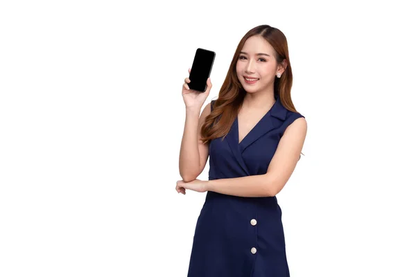 Молодая Азиатка Держит Мобильный Телефон Изолирован Белом Фоне — стоковое фото