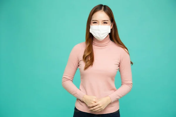 Azjatki Noszące Ochronną Maskę Medyczną Zapobiegającą Wirusowi Patrzące Kamerę Odizolowaną — Zdjęcie stockowe