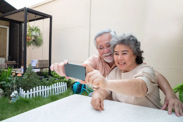 Asiática Senior Pareja Tomando Selfie Foto Junto Con Smartphone Casa — Foto de Stock