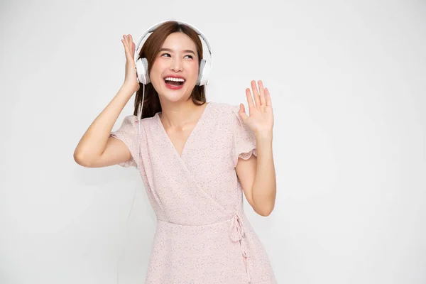 Mujer Asiática Joven Escuchando Música Con Auriculares Aislados Sobre Fondo —  Fotos de Stock