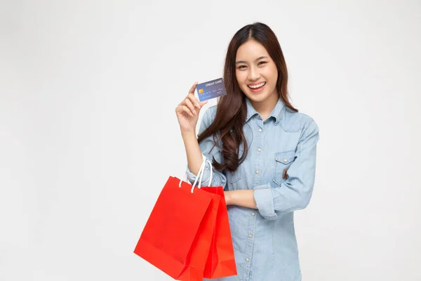 Retrato Sorrir Mulheres Asiáticas Vestindo Camisa Jean Azul Segurando Cartão — Fotografia de Stock
