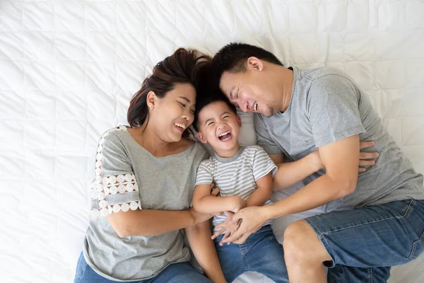 Vista Superior Lindo Niño Sus Padres Asiáticos Mirando Cámara Sonriendo —  Fotos de Stock