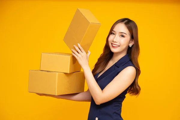 Mujer Asiática Feliz Sonriendo Sosteniendo Paquete Paquete Caja Aislada Sobre — Foto de Stock