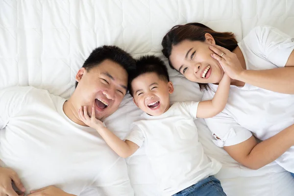 Vista Superior Lindo Niño Sus Padres Asiáticos Mirando Cámara Sonriendo —  Fotos de Stock