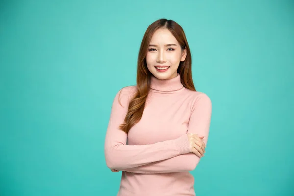 Portrait Asian Woman Standing Smiling Isolated Green Background — Stock Photo, Image