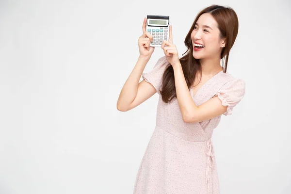 Jeune Femme Asiatique Tenant Calculatrice Isolée Sur Fond Blanc Compte — Photo