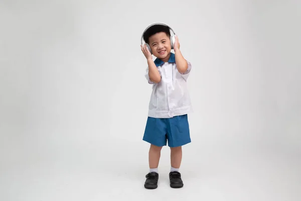 Alegre Sorrindo Asiático Pequeno Menino Estudante Uniforme Ouvindo Música Com — Fotografia de Stock