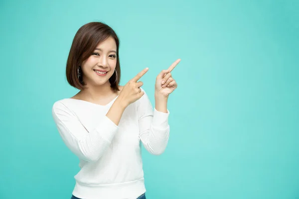 Joven Elegante Hermosa Mujer Asiática Sonriendo Apuntando Espacio Copia Vacío —  Fotos de Stock